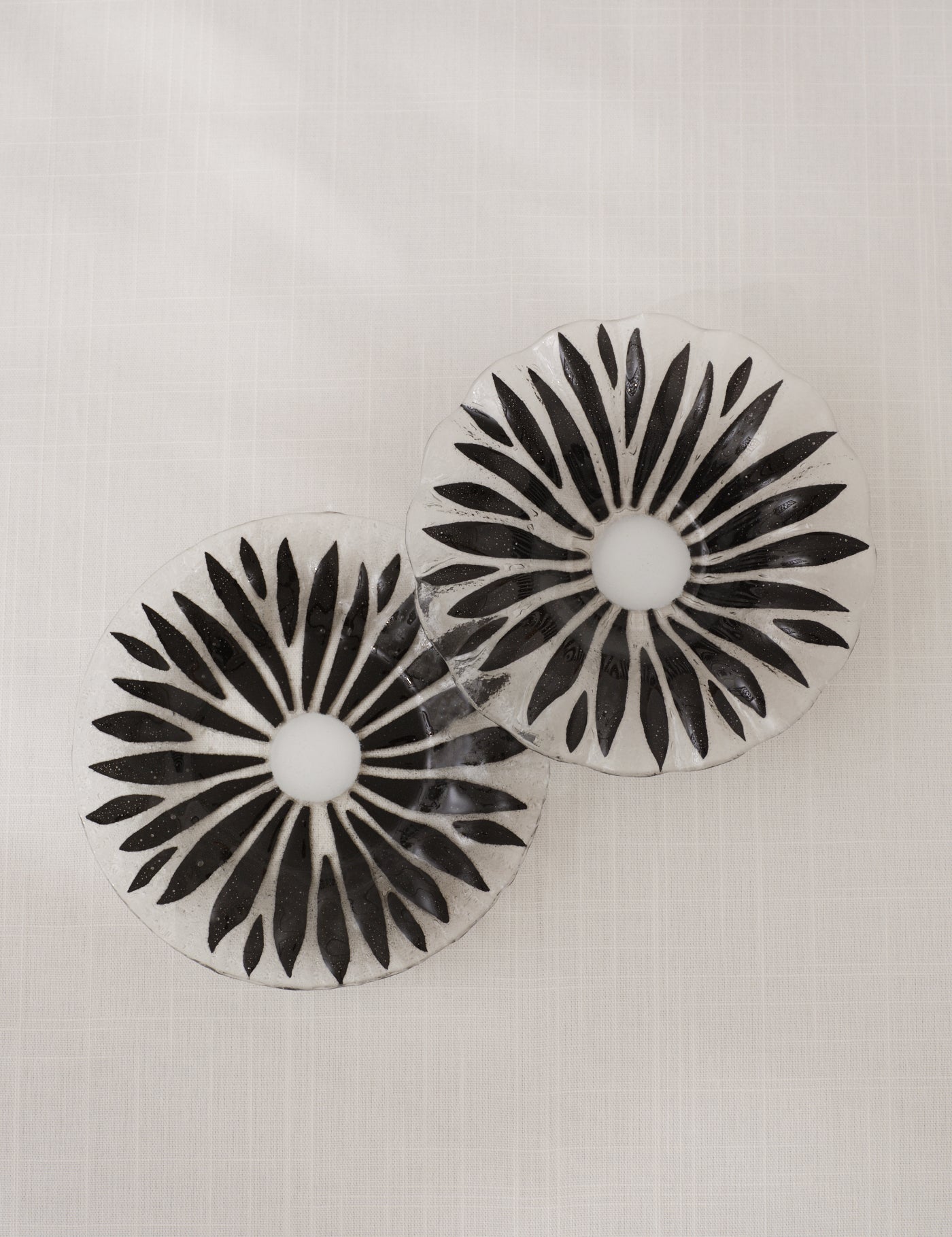 Sydenstricker  BLACK DAISY FUSED GLASS - Bowl & Plate