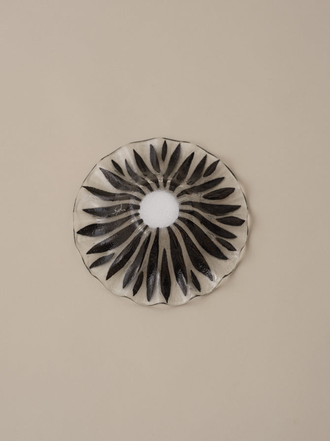 Sydenstricker  BLACK DAISY FUSED GLASS - Bowl & Plate