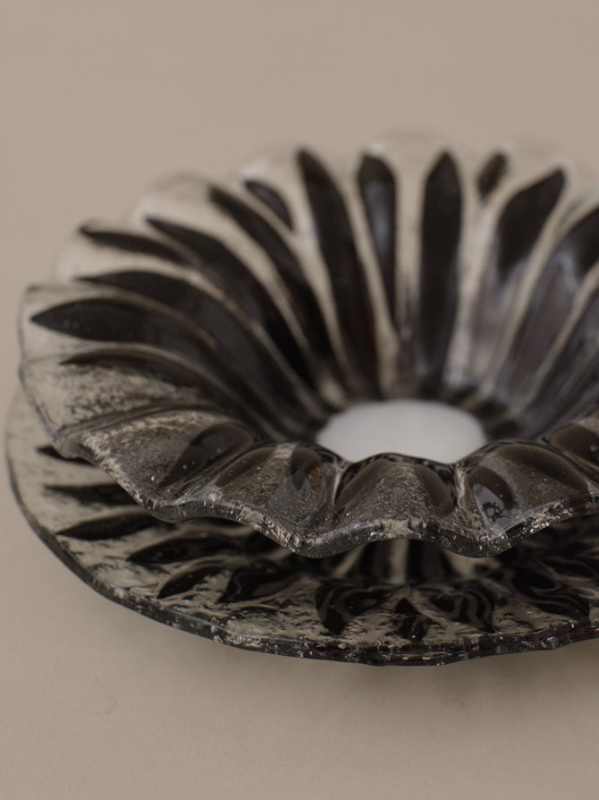 Sydenstricker  BLACK DAISY FUSED GLASS - Bowl & Plate