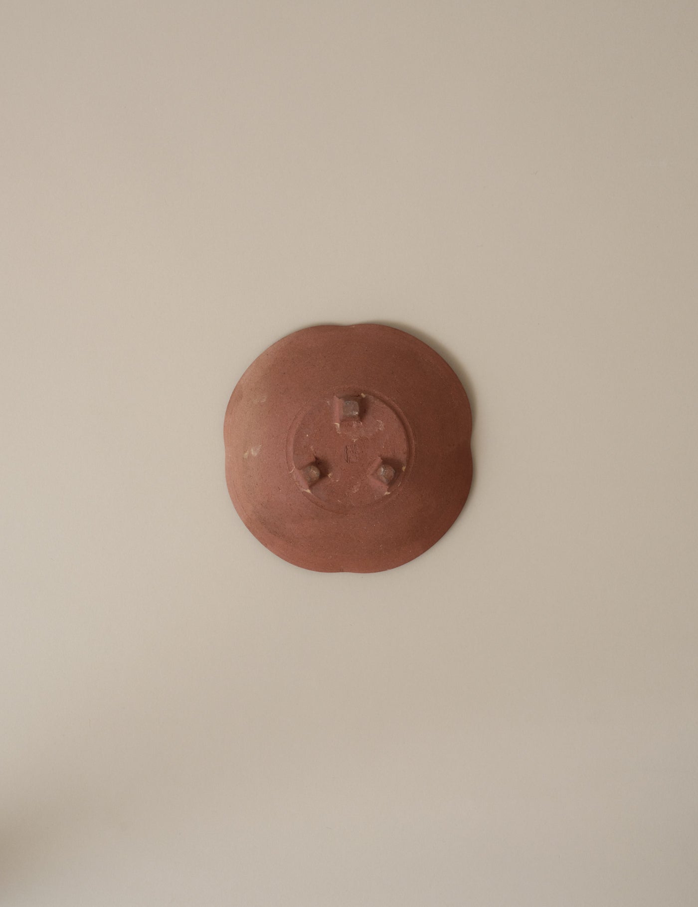 RED CLAY THREE-FOOTED DISH