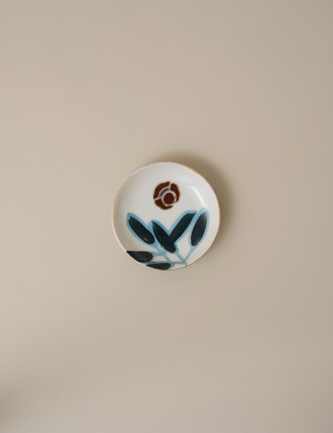 HAND-PAINTED FLORAL MOTIF SMALL PLATE