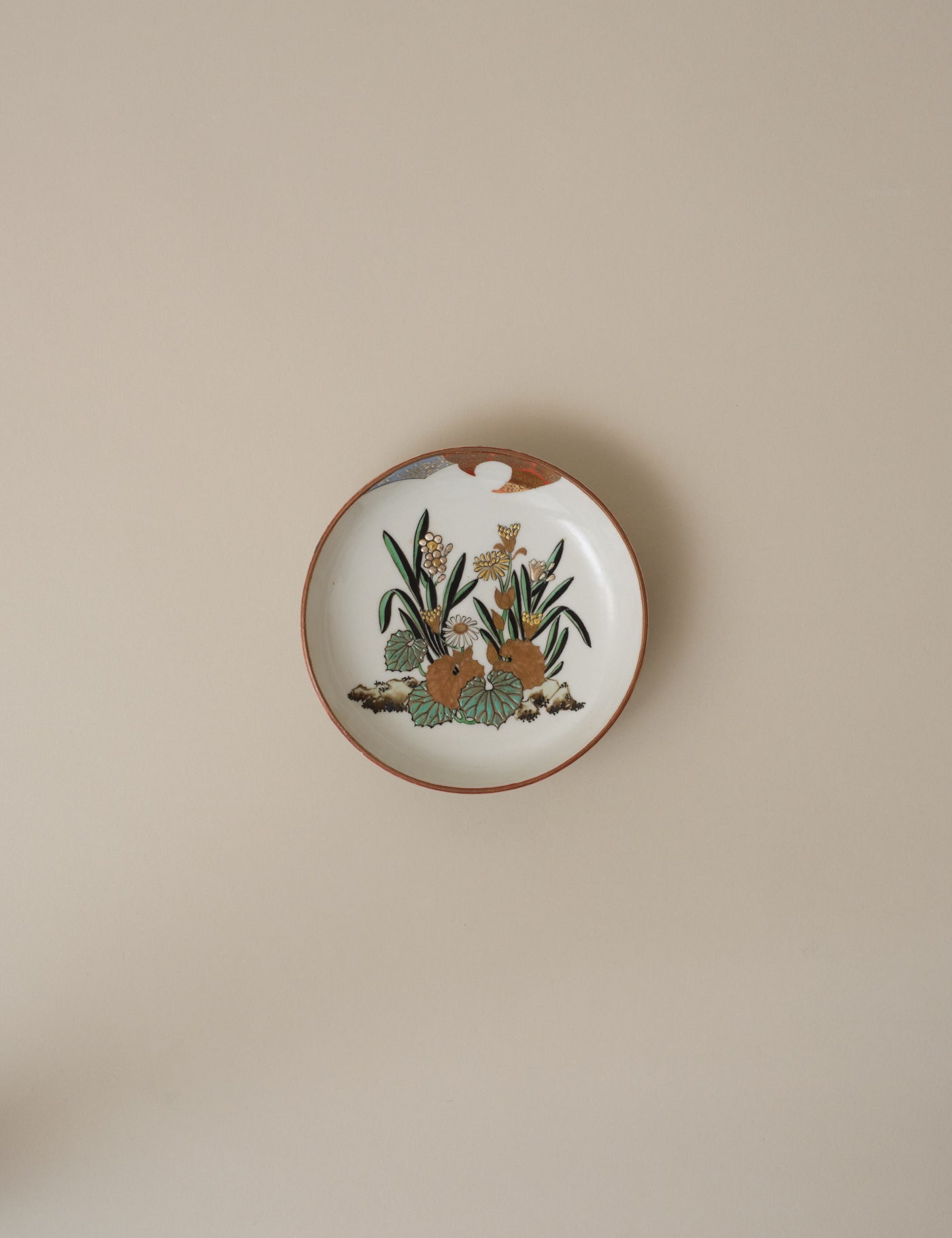 KUTANI WARE GILDED FLORAL MOTIF PLATE