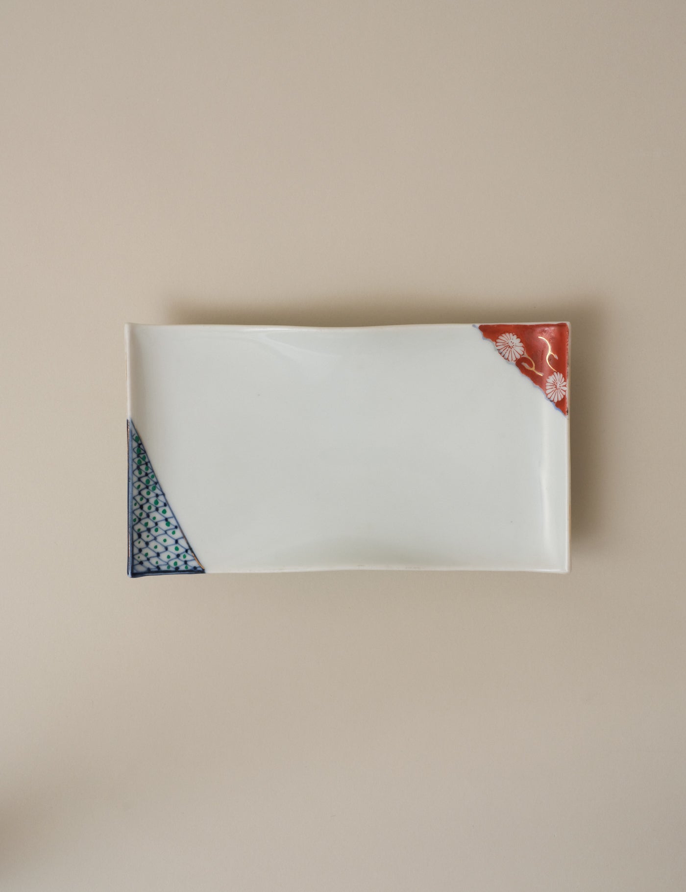 RECTANGULAR PLATE WITH HAND-PAINTED CORNERS