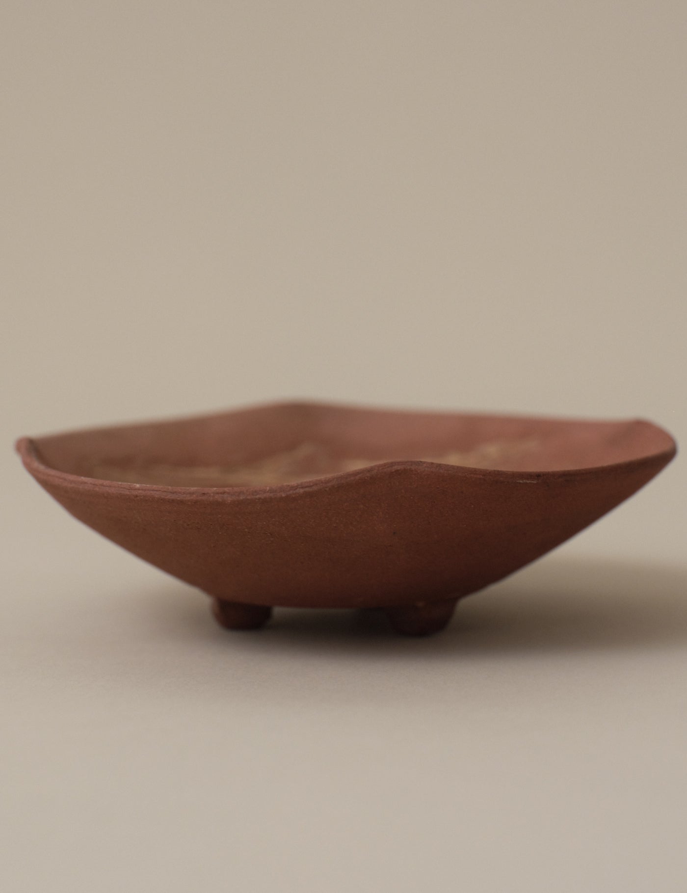 RED CLAY THREE-FOOTED DISH