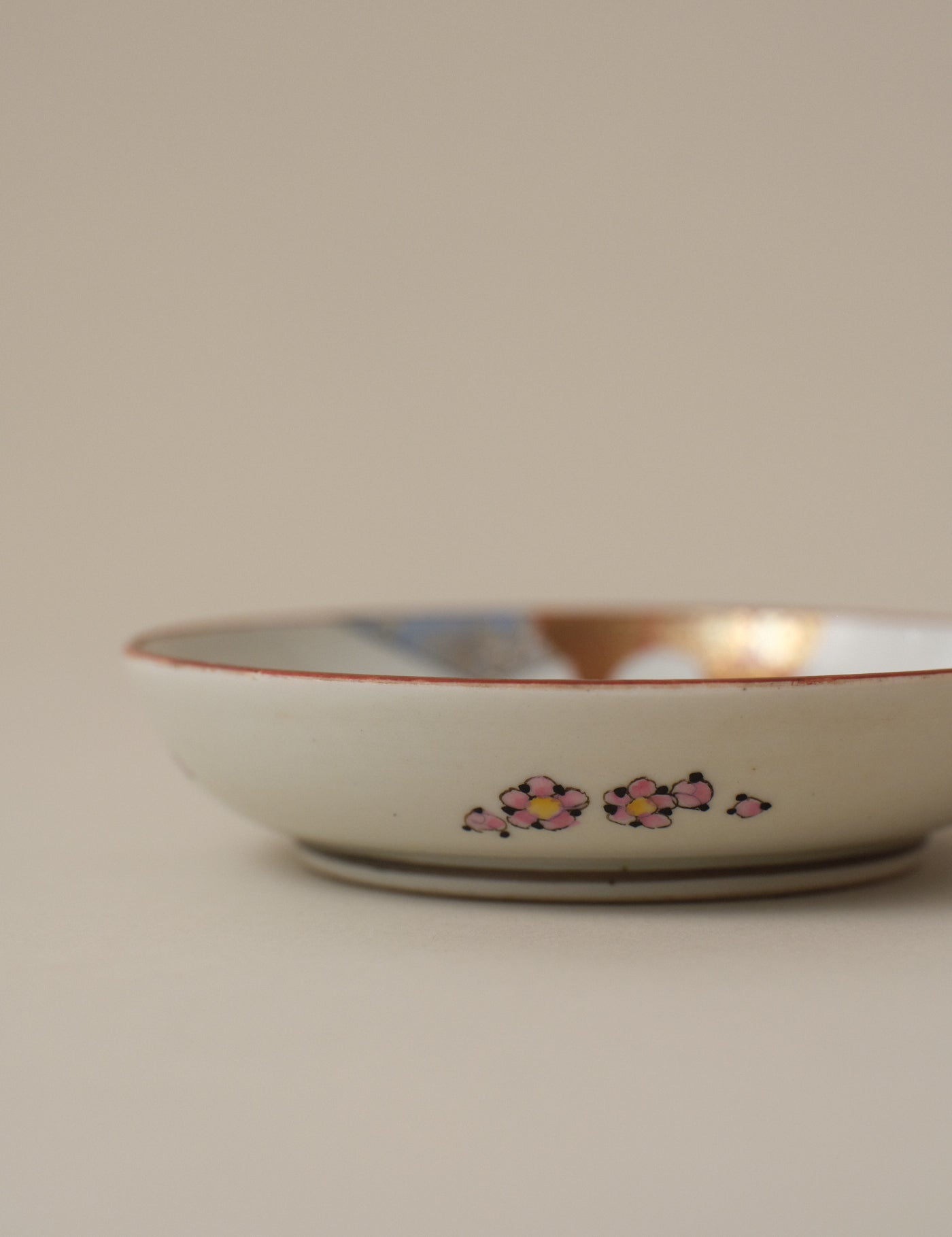 KUTANI WARE GILDED FLORAL MOTIF PLATE