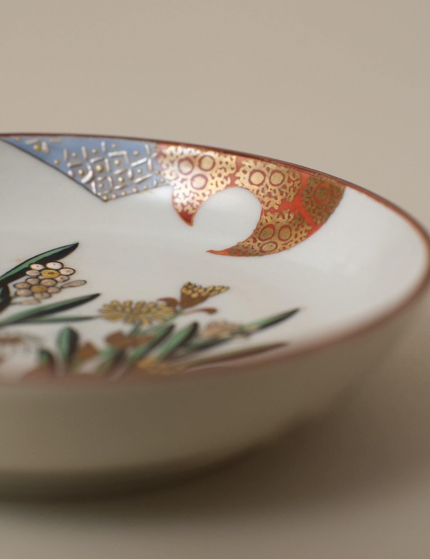 KUTANI WARE GILDED FLORAL MOTIF PLATE