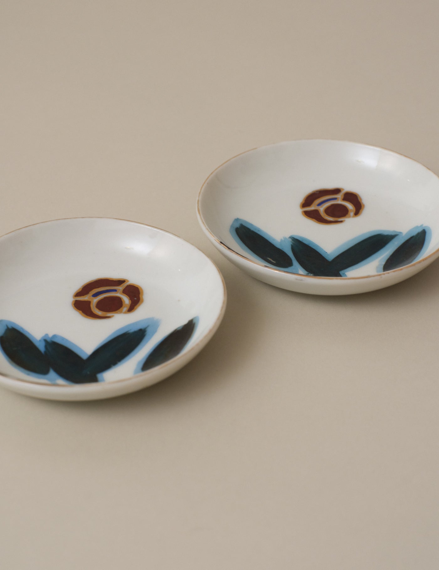 HAND-PAINTED FLORAL MOTIF SMALL PLATE