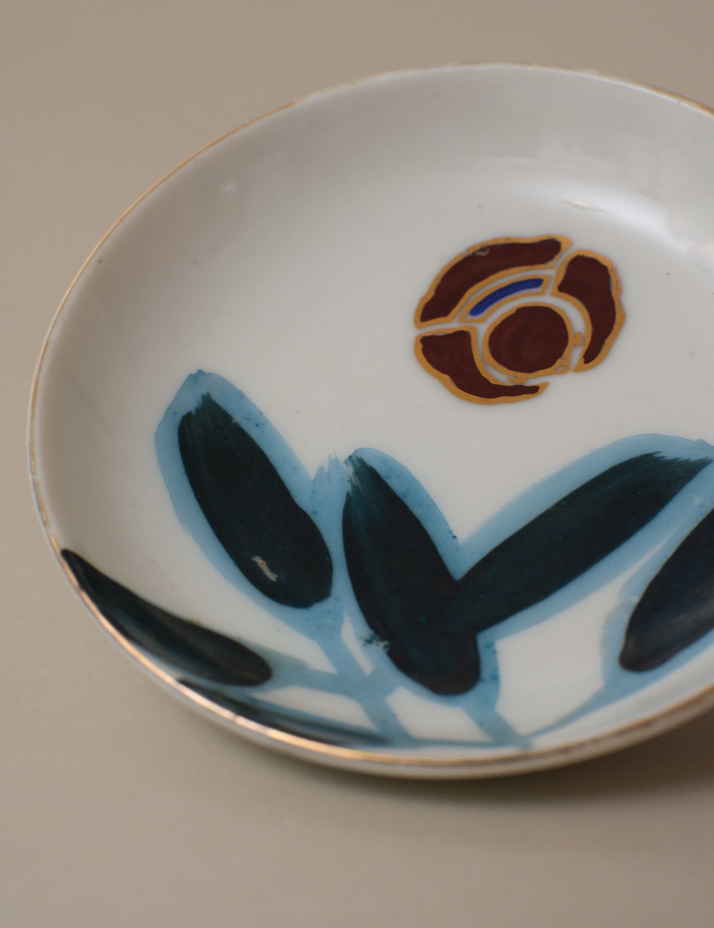 HAND-PAINTED FLORAL MOTIF SMALL PLATE
