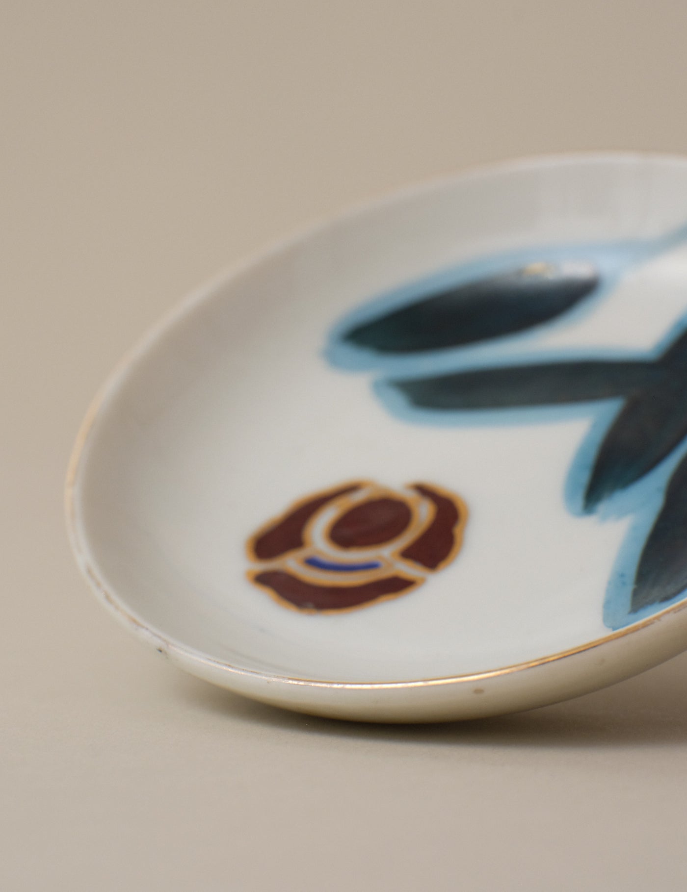 HAND-PAINTED FLORAL MOTIF SMALL PLATE