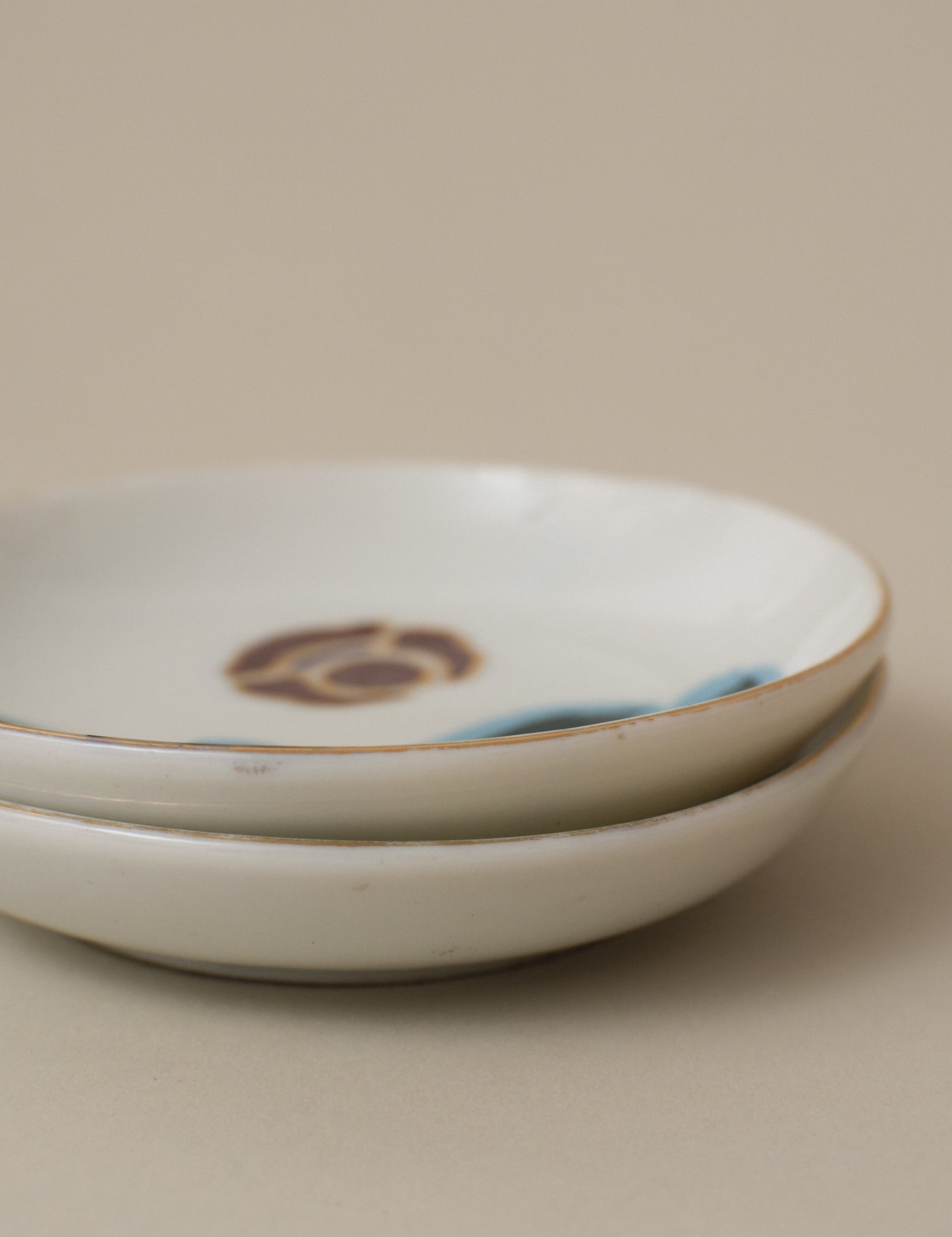 HAND-PAINTED FLORAL MOTIF SMALL PLATE