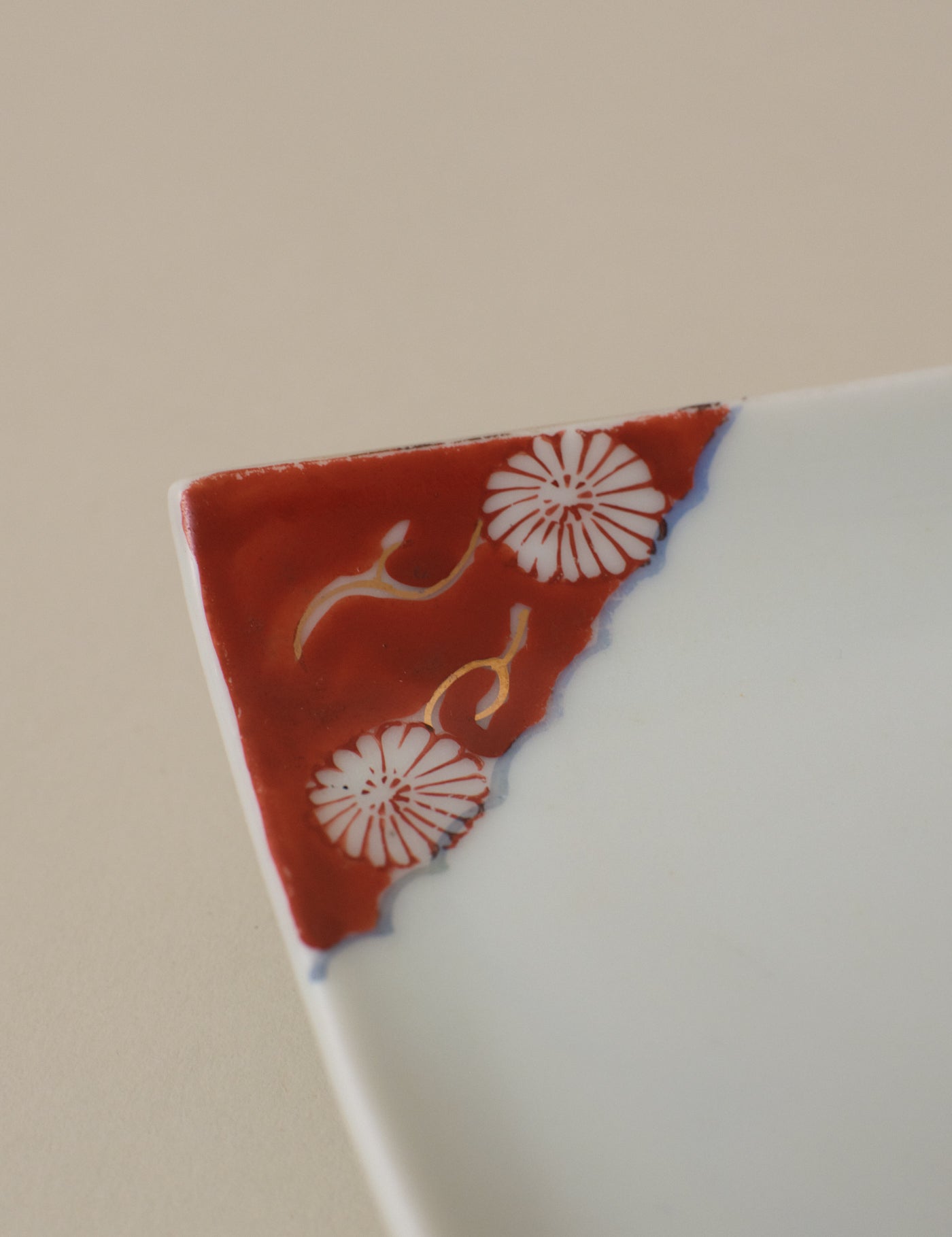 RECTANGULAR PLATE WITH HAND-PAINTED CORNERS