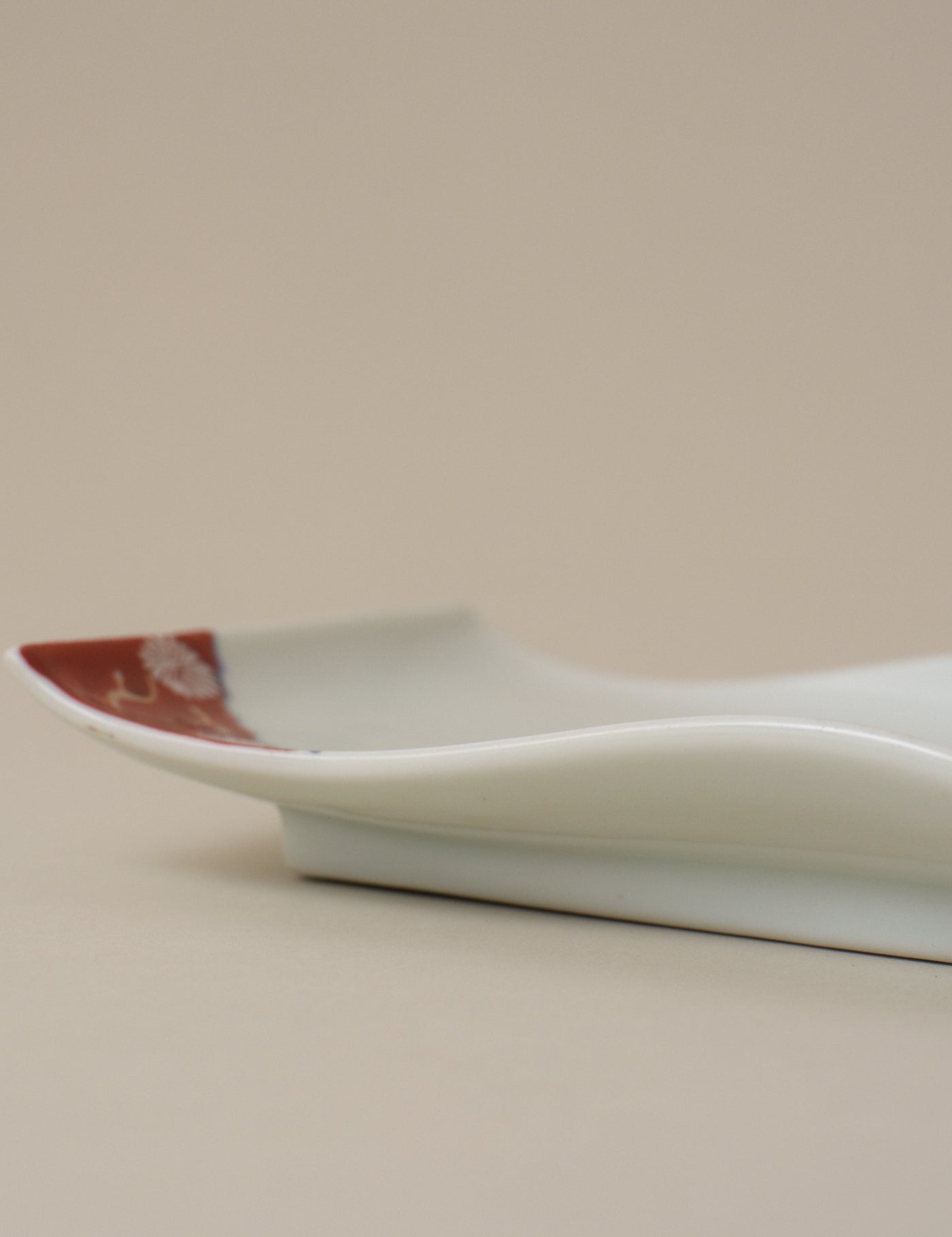 RECTANGULAR PLATE WITH HAND-PAINTED CORNERS