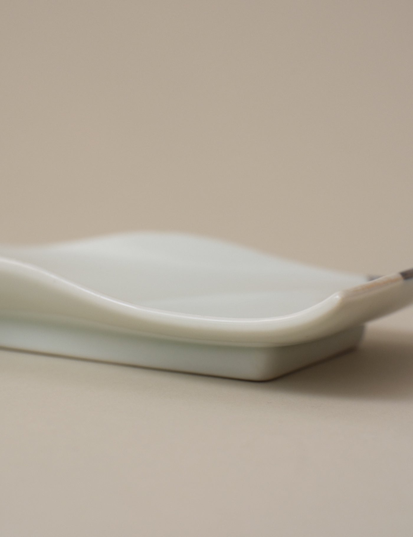 RECTANGULAR PLATE WITH HAND-PAINTED CORNERS