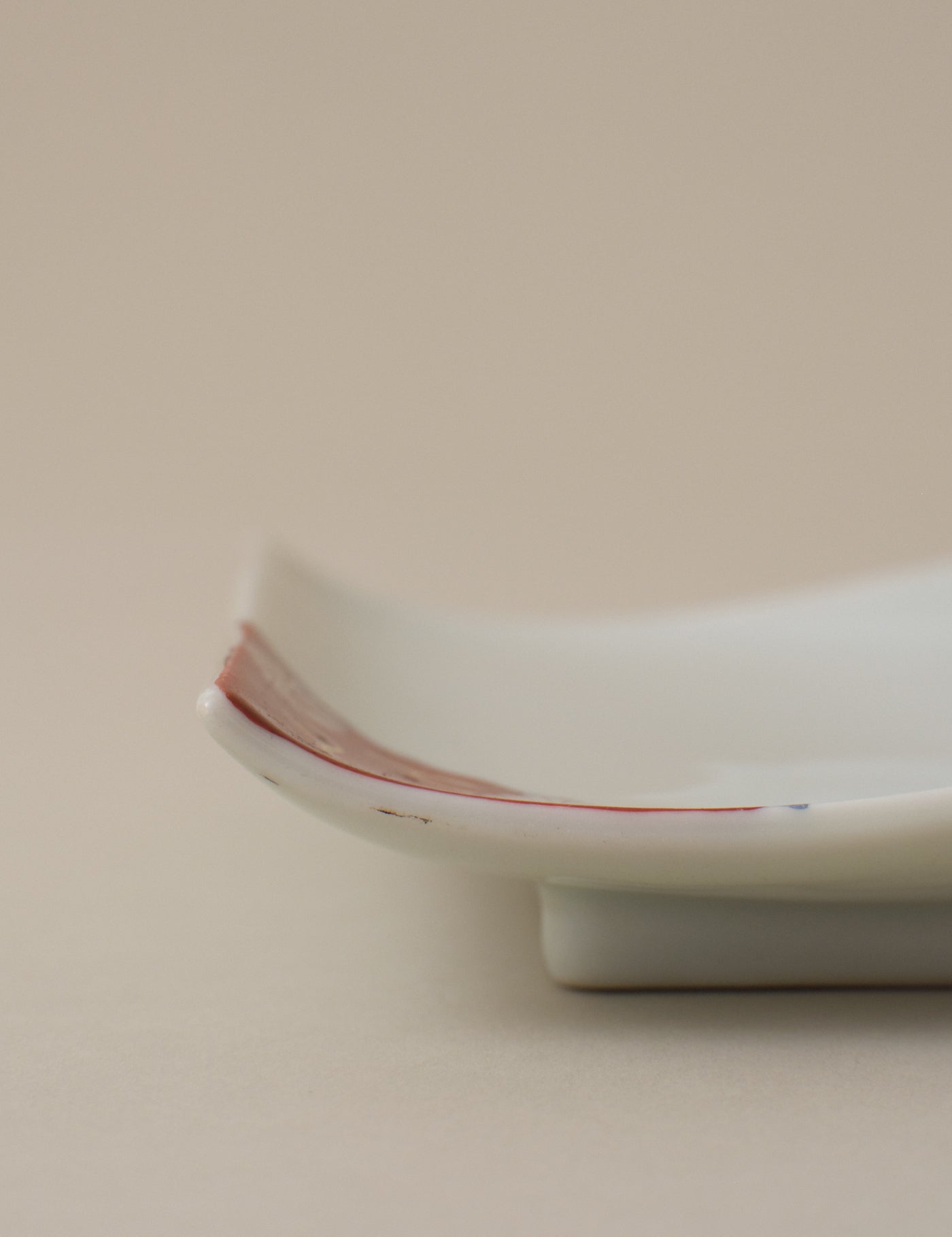 RECTANGULAR PLATE WITH HAND-PAINTED CORNERS