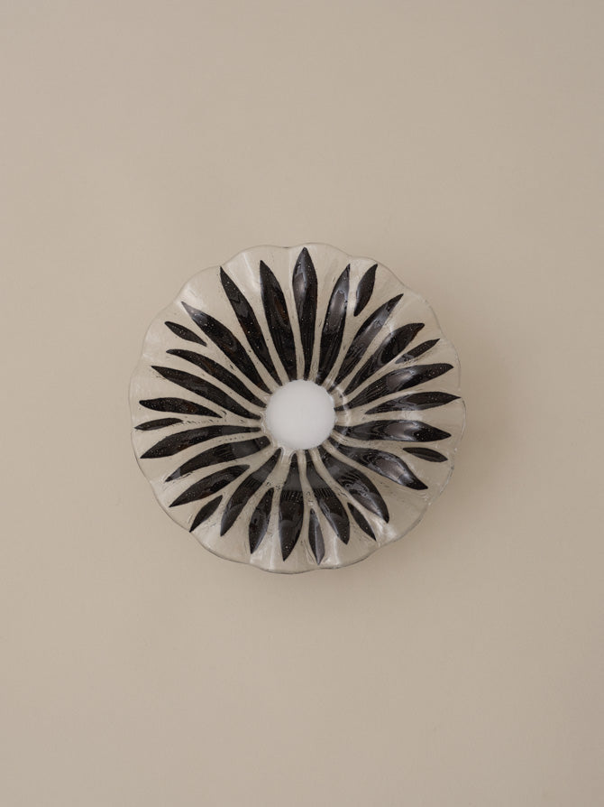 Sydenstricker  BLACK DAISY FUSED GLASS - Bowl & Plate