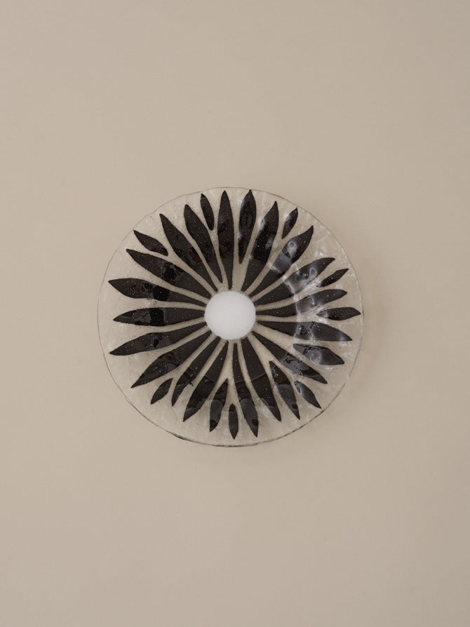 Sydenstricker  BLACK DAISY FUSED GLASS - Bowl & Plate