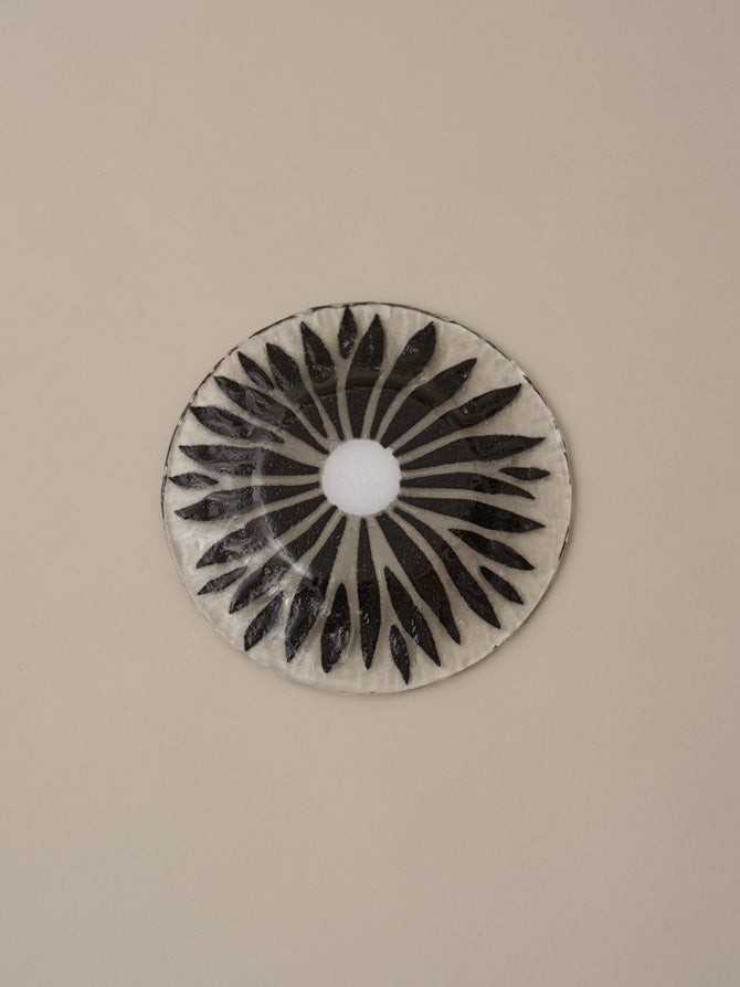 Sydenstricker  BLACK DAISY FUSED GLASS - Bowl & Plate