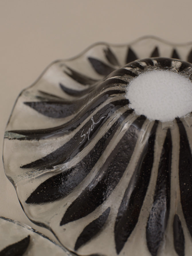 Sydenstricker  BLACK DAISY FUSED GLASS - Bowl & Plate