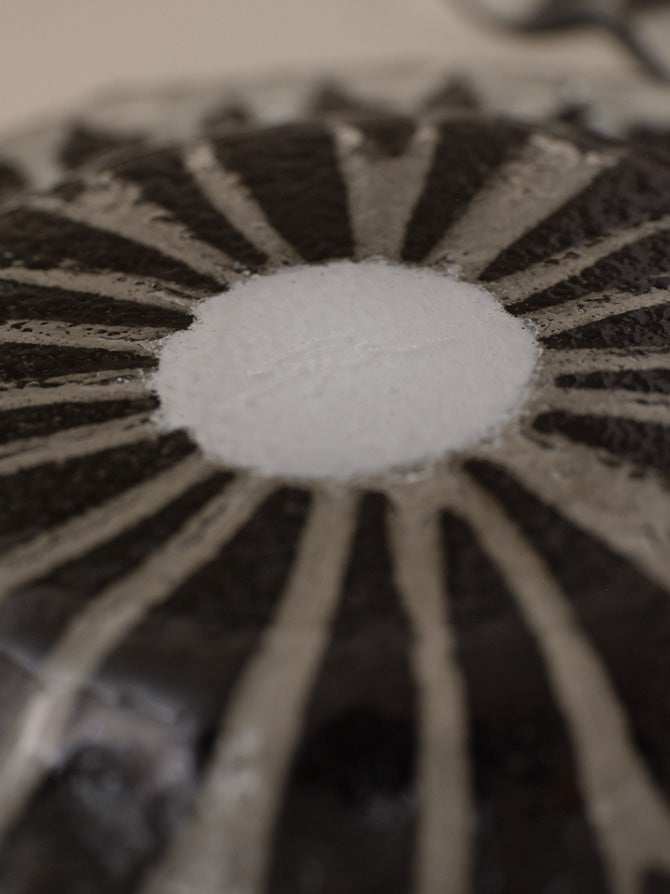 Sydenstricker  BLACK DAISY FUSED GLASS - Bowl & Plate