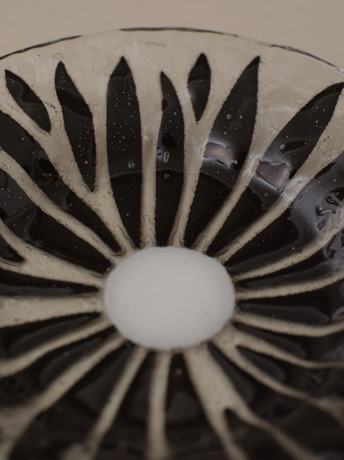 Sydenstricker  BLACK DAISY FUSED GLASS - Bowl & Plate